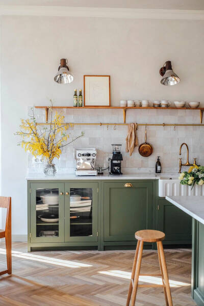 Прекрасная английская кухня в большой немецкой квартире Прекрасная английская кухня в большой немецкой квартире