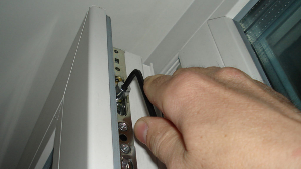 Что предпринять, когда не хочет открываться балконная дверь? Что предпринять, когда не хочет открываться балконная дверь?