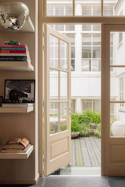 Стильный современный интерьер в доме на канале в Амстердаме Стильный современный интерьер в доме на канале в Амстердаме