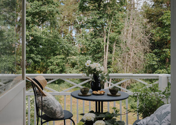 Царство цветочных обоев в красивом деревенском домике в Швеции Царство цветочных обоев в красивом деревенском домике в Швеции