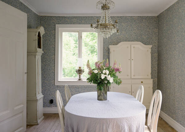 Царство цветочных обоев в красивом деревенском домике в Швеции Царство цветочных обоев в красивом деревенском домике в Швеции