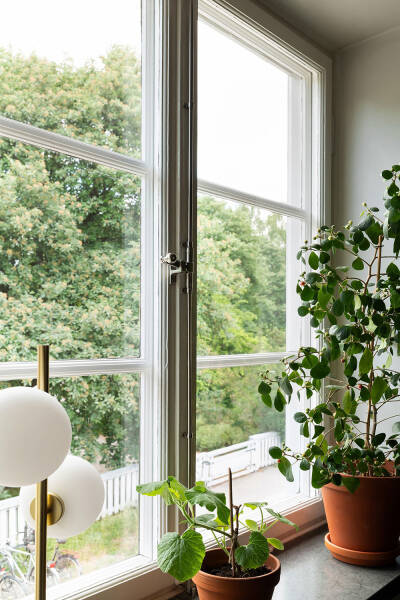 Штукатурка на стенах и спальни под крышей: двухэтажная квартира в Швеции Штукатурка на стенах и спальни под крышей: двухэтажная квартира в Швеции