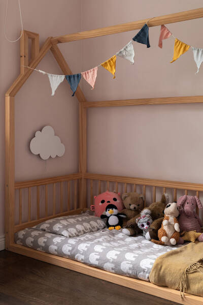 Штукатурка на стенах и спальни под крышей: двухэтажная квартира в Швеции Штукатурка на стенах и спальни под крышей: двухэтажная квартира в Швеции