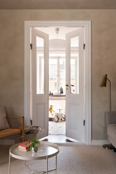 Штукатурка на стенах и спальни под крышей: двухэтажная квартира в Швеции Штукатурка на стенах и спальни под крышей: двухэтажная квартира в Швеции