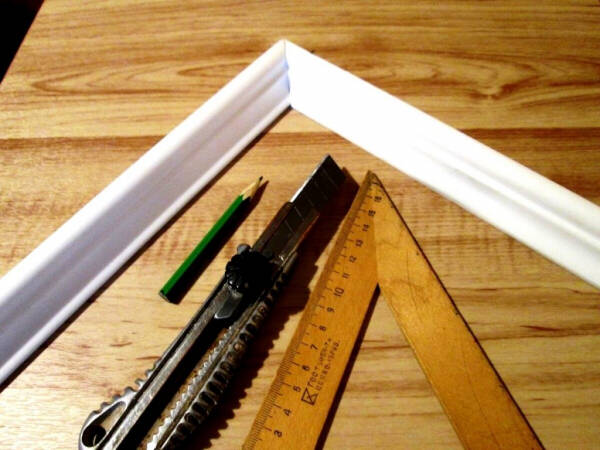 Как сделать угол на потолочном плинтусе Как сделать угол на потолочном плинтусе