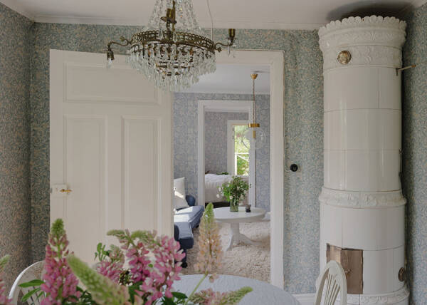 Царство цветочных обоев в красивом деревенском домике в Швеции Царство цветочных обоев в красивом деревенском домике в Швеции