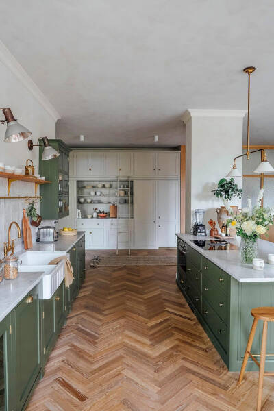 Прекрасная английская кухня в большой немецкой квартире Прекрасная английская кухня в большой немецкой квартире