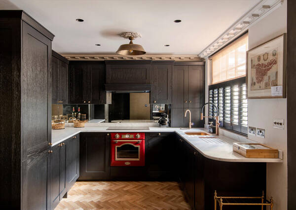 Небольшой дом в Лондоне с черными акцентами в декоре Небольшой дом в Лондоне с черными акцентами в декоре