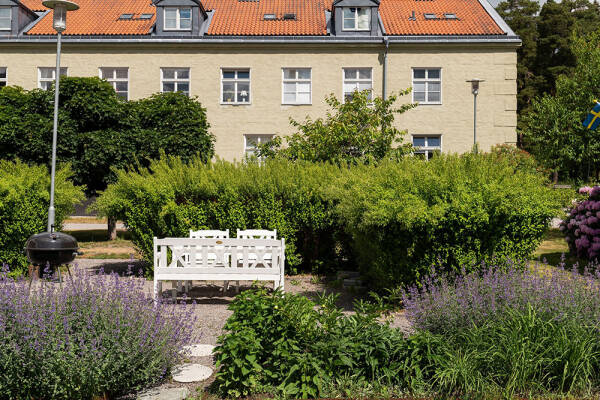 Штукатурка на стенах и спальни под крышей: двухэтажная квартира в Швеции Штукатурка на стенах и спальни под крышей: двухэтажная квартира в Швеции