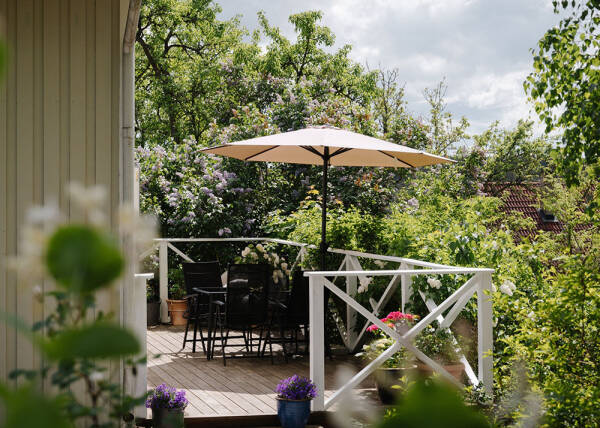 Царство цветочных обоев в красивом деревенском домике в Швеции Царство цветочных обоев в красивом деревенском домике в Швеции