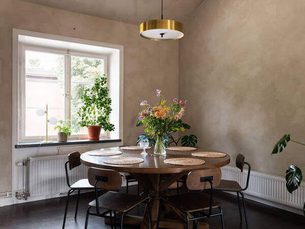 Штукатурка на стенах и спальни под крышей: двухэтажная квартира в Швеции Штукатурка на стенах и спальни под крышей: двухэтажная квартира в Швеции