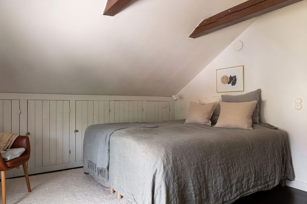 Штукатурка на стенах и спальни под крышей: двухэтажная квартира в Швеции Штукатурка на стенах и спальни под крышей: двухэтажная квартира в Швеции