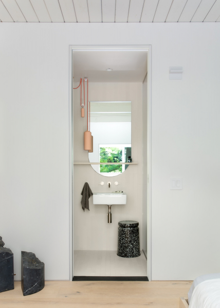 Прекрасный лесной домик со стильными черно-белыми интерьерами Прекрасный лесной домик со стильными черно-белыми интерьерами