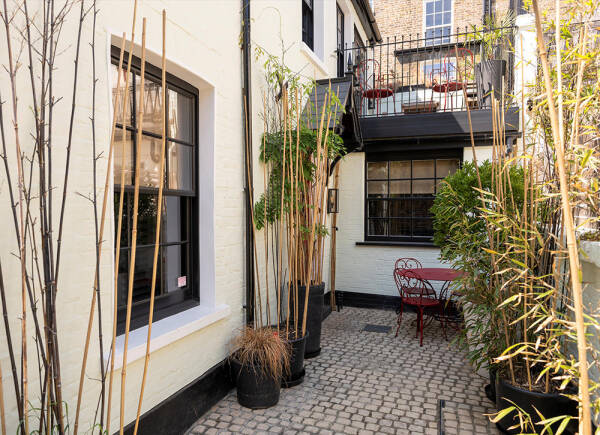 Небольшой дом в Лондоне с черными акцентами в декоре Небольшой дом в Лондоне с черными акцентами в декоре