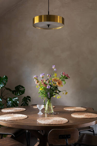 Штукатурка на стенах и спальни под крышей: двухэтажная квартира в Швеции Штукатурка на стенах и спальни под крышей: двухэтажная квартира в Швеции