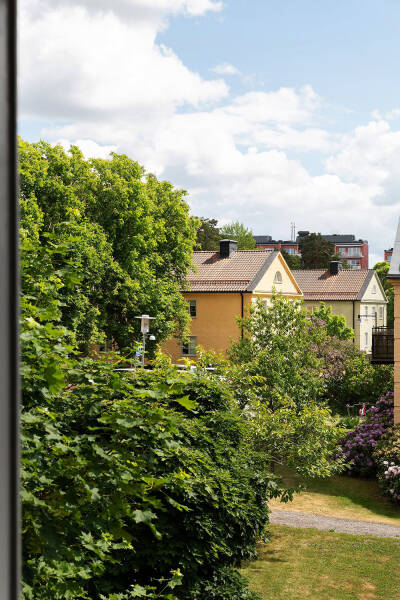 Штукатурка на стенах и спальни под крышей: двухэтажная квартира в Швеции Штукатурка на стенах и спальни под крышей: двухэтажная квартира в Швеции