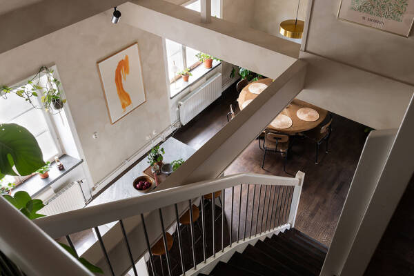 Штукатурка на стенах и спальни под крышей: двухэтажная квартира в Швеции Штукатурка на стенах и спальни под крышей: двухэтажная квартира в Швеции