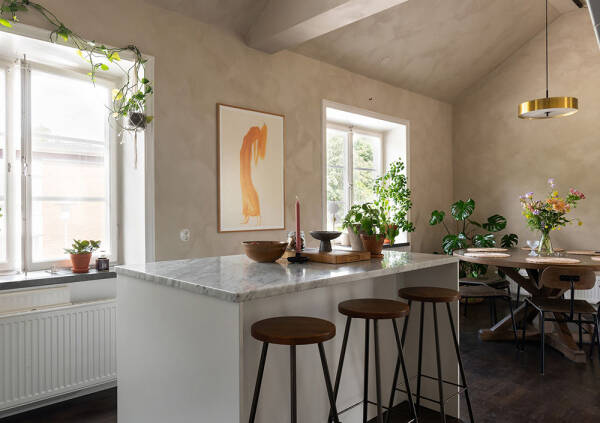 Штукатурка на стенах и спальни под крышей: двухэтажная квартира в Швеции Штукатурка на стенах и спальни под крышей: двухэтажная квартира в Швеции