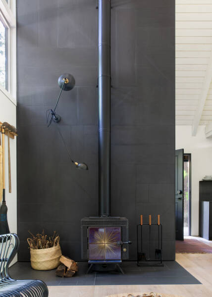 Прекрасный лесной домик со стильными черно-белыми интерьерами Прекрасный лесной домик со стильными черно-белыми интерьерами