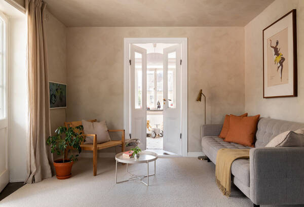 Штукатурка на стенах и спальни под крышей: двухэтажная квартира в Швеции Штукатурка на стенах и спальни под крышей: двухэтажная квартира в Швеции