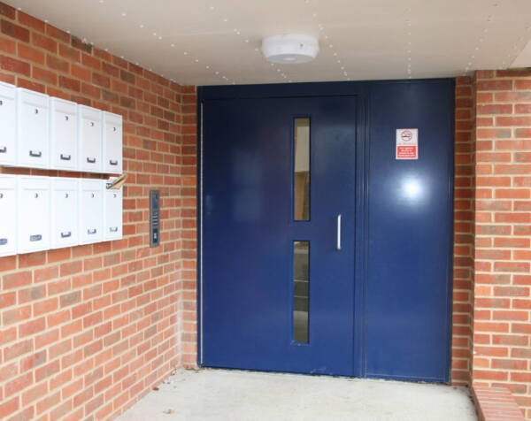 Монтаж входных дверей в подъезд многоквартирного дома