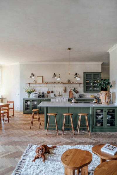 Прекрасная английская кухня в большой немецкой квартире Прекрасная английская кухня в большой немецкой квартире