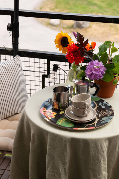 Штукатурка на стенах и спальни под крышей: двухэтажная квартира в Швеции Штукатурка на стенах и спальни под крышей: двухэтажная квартира в Швеции