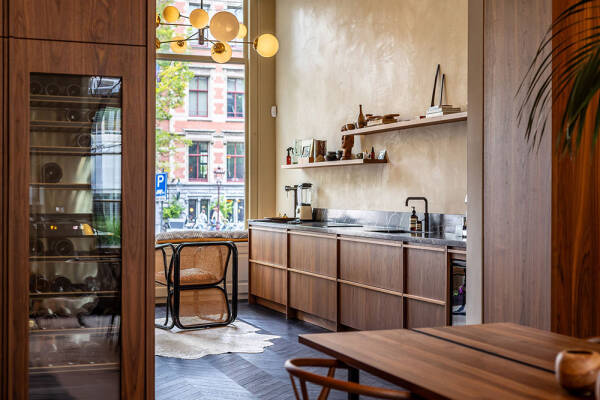 Стильный современный интерьер в доме на канале в Амстердаме Стильный современный интерьер в доме на канале в Амстердаме