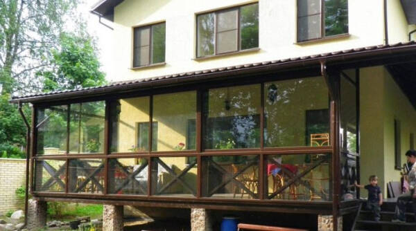 Варианты проектов домов с верандой