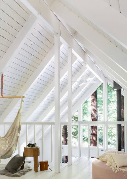 Прекрасный лесной домик со стильными черно-белыми интерьерами Прекрасный лесной домик со стильными черно-белыми интерьерами