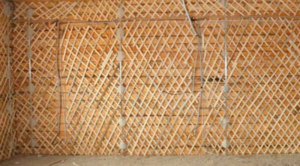 Выравнивание деревянных стен внутри дома