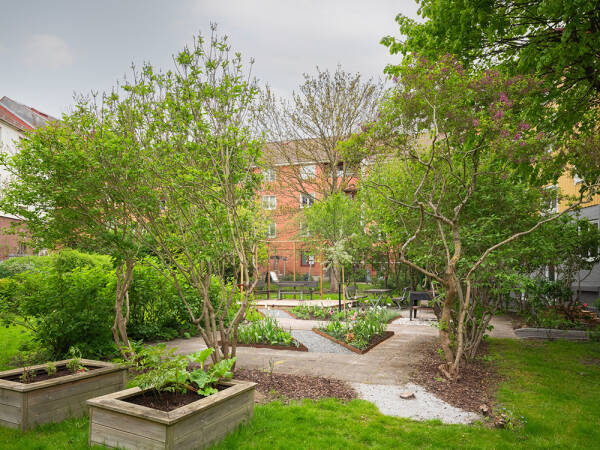 Небольшая мансарда с открытой планировкой и теплым декором (35 кв. м) Небольшая мансарда с открытой планировкой и теплым декором (35 кв. м)