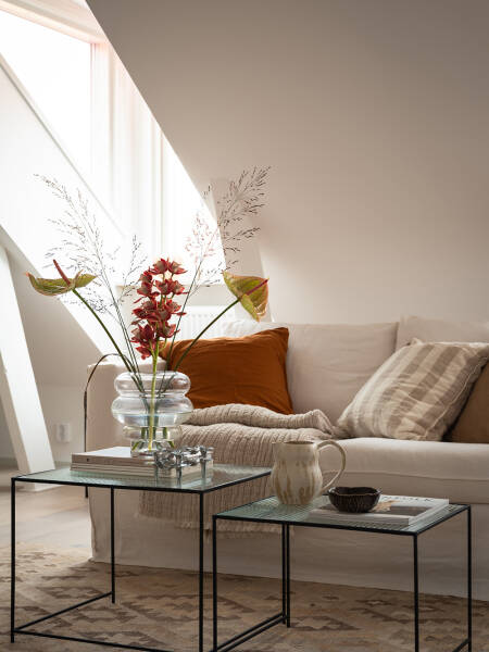 Небольшая мансарда с открытой планировкой и теплым декором (35 кв. м) Небольшая мансарда с открытой планировкой и теплым декором (35 кв. м)