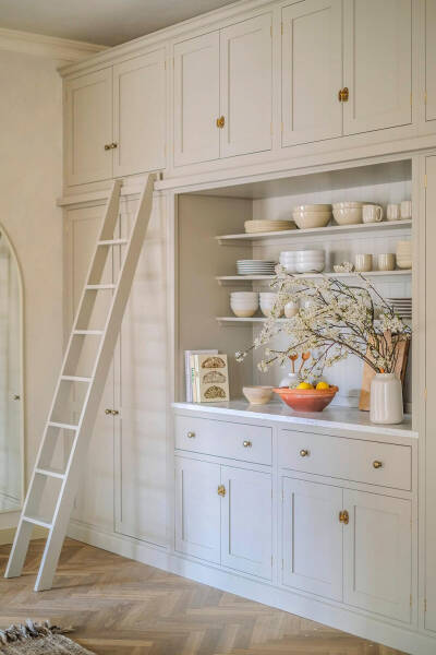 Прекрасная английская кухня в большой немецкой квартире Прекрасная английская кухня в большой немецкой квартире