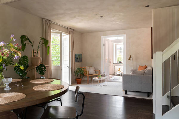 Штукатурка на стенах и спальни под крышей: двухэтажная квартира в Швеции Штукатурка на стенах и спальни под крышей: двухэтажная квартира в Швеции