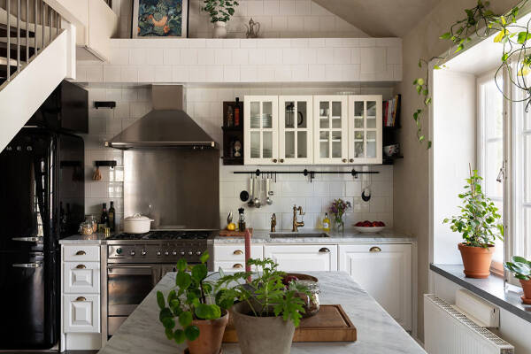 Штукатурка на стенах и спальни под крышей: двухэтажная квартира в Швеции Штукатурка на стенах и спальни под крышей: двухэтажная квартира в Швеции