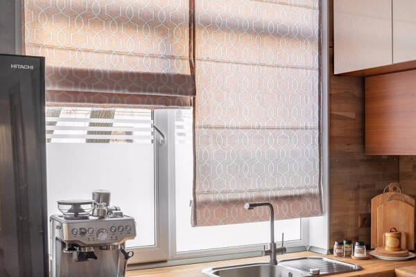 Как правильно выбрать римские шторы на кухню, фото в интерьере, видео Как правильно выбрать римские шторы на кухню, фото в интерьере, видео