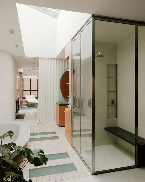 Микс стилей и солнечный свет в интерьерах необычного таунхауса в Нью-Йорке Микс стилей и солнечный свет в интерьерах необычного таунхауса в Нью-Йорке