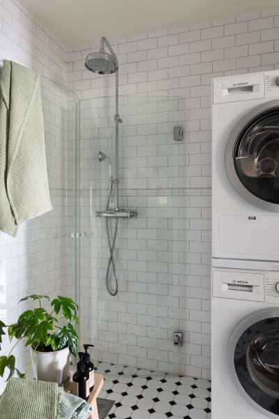 Штукатурка на стенах и спальни под крышей: двухэтажная квартира в Швеции Штукатурка на стенах и спальни под крышей: двухэтажная квартира в Швеции