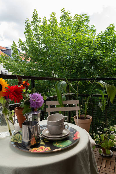 Штукатурка на стенах и спальни под крышей: двухэтажная квартира в Швеции Штукатурка на стенах и спальни под крышей: двухэтажная квартира в Швеции