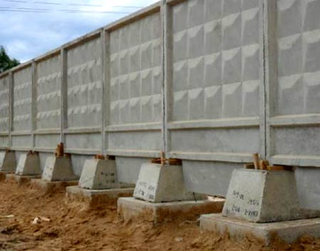 Установка забора из бетонных плит Установка забора из бетонных плит