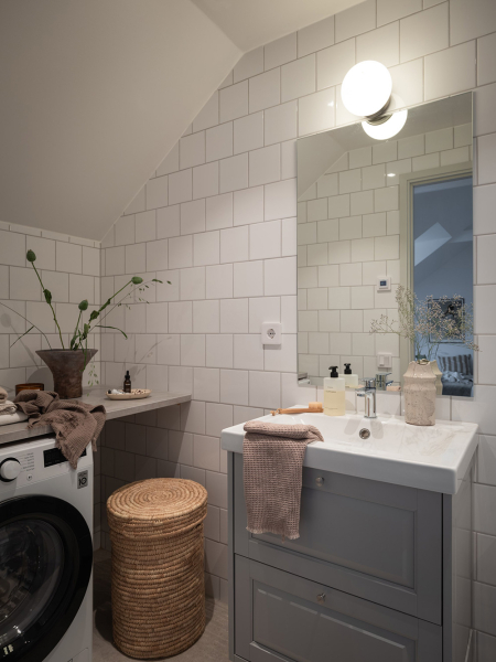 Небольшая мансарда с открытой планировкой и теплым декором (35 кв. м) Небольшая мансарда с открытой планировкой и теплым декором (35 кв. м)