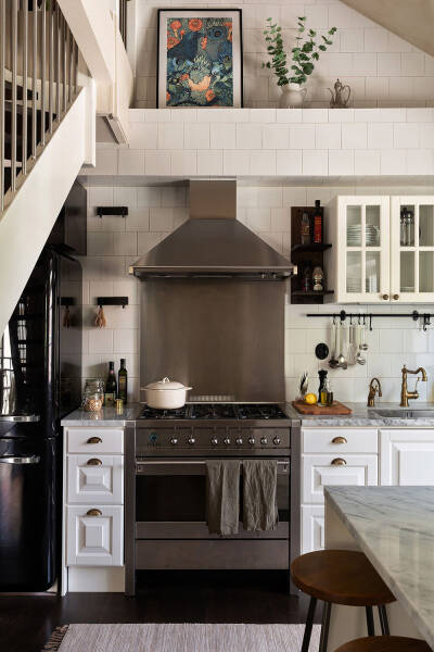 Штукатурка на стенах и спальни под крышей: двухэтажная квартира в Швеции Штукатурка на стенах и спальни под крышей: двухэтажная квартира в Швеции