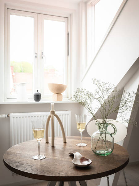 Небольшая мансарда с открытой планировкой и теплым декором (35 кв. м) Небольшая мансарда с открытой планировкой и теплым декором (35 кв. м)