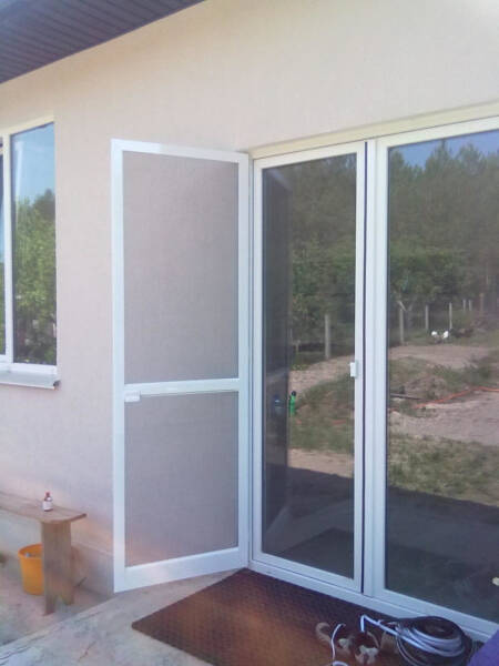 Выбор и установка москитной сетки на дверь балкона Выбор и установка москитной сетки на дверь балкона