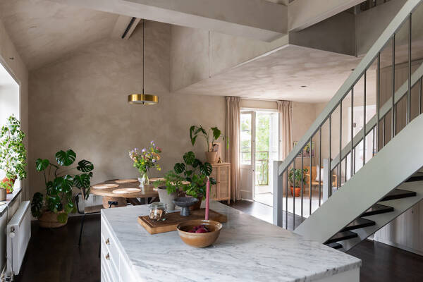 Штукатурка на стенах и спальни под крышей: двухэтажная квартира в Швеции Штукатурка на стенах и спальни под крышей: двухэтажная квартира в Швеции