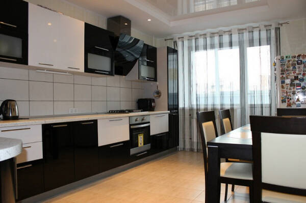 Выбор штор на кухню с балконной дверью Выбор штор на кухню с балконной дверью