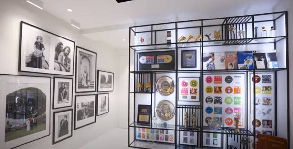 Дом Сергея Жукова — среда обитания лидера «Руки вверх» Дом Сергея Жукова — среда обитания лидера «Руки вверх»