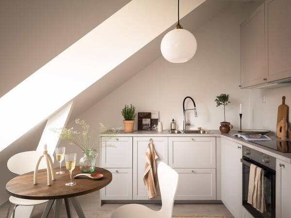 Небольшая мансарда с открытой планировкой и теплым декором (35 кв. м) Небольшая мансарда с открытой планировкой и теплым декором (35 кв. м)