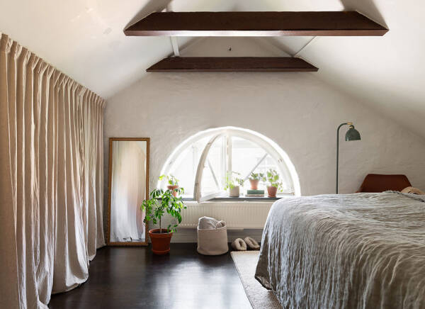 Штукатурка на стенах и спальни под крышей: двухэтажная квартира в Швеции Штукатурка на стенах и спальни под крышей: двухэтажная квартира в Швеции